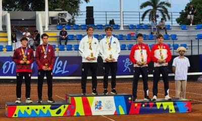 Na imagem, Pedro Chabalgoity e Leonardo Storck com a medalha de ouro para o Brasil no alto do pódio.