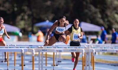 Na imagem, Vitória Sena transpassando as barreiras e liderando a prova que se tornou recordista brasileira.