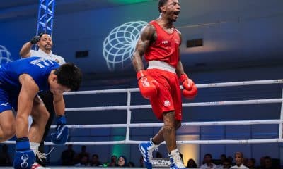 Na imagem, Yuri Falcão comemorando com o adversário cambaleando.