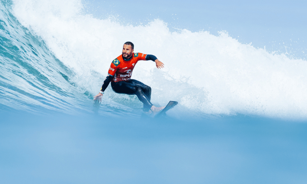 Ítalo Ferreira pega uma onda na etapa de Margaret River da WSL