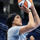 Kamilla Cardoso no jogo entre Chicago Sky e Atlanta Dream na pré-temporada da WNBA