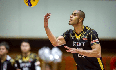Ricardo Lucarelli em quadra pelo Stings Aichi na Liga Japonesa de vôlei masculino