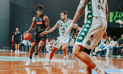 Georginho de Paula conduz a bola no jogo entre Sesi Franca e Bauru Basket no NBB
