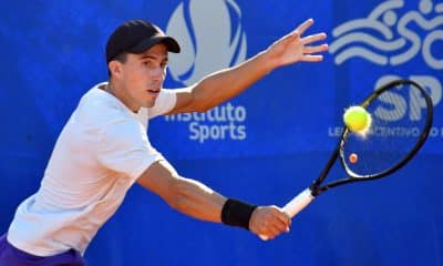 Na imagem, Rafael Tosetto fazendo voleio com backhand.