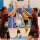 Na imagem,Alexandra Nascimento comemorando vitória com companheira do Erice.