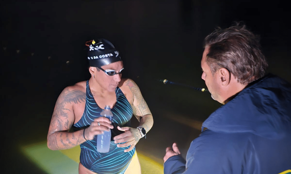 Ana Marcela Cunha faz treino no escuro para simular o Canal da Mancha