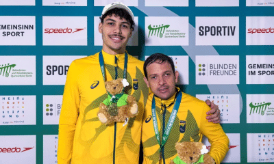 Os nadadores Arthur Xavier (à esq.) e Thomaz Matera com medalhas obtidas em Berlim | Foto: Giovanna chencci/CPB