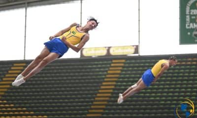 Na imagem, Vinicius e Wallace realizando as acrobacias em sincronia.
