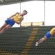 Na imagem, Vinicius e Wallace realizando as acrobacias em sincronia.