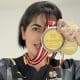 Na imagem, Bruna Alexandre mostrando duas medalhas de ouro em Para Challenger.