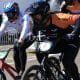 Na imagem, Bruno Cogo, de laranja e preto, durante a competição com sua bicicleta.