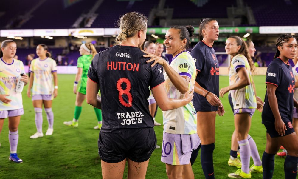 Claire Hutton e Marta após jogo entre Bay FC e Orlando Pride (Foto: National Women’s Soccer League)