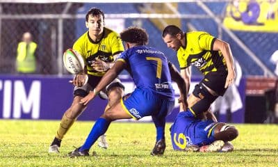 Na imagem, Cobras tentando se defender do ataque do Peñarol.