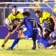 Na imagem, Cobras tentando se defender do ataque do Peñarol.