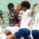 Na imagem, disputa pela bola no jogo entre Fluminense e Bahia.