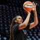 Kamilla Cardoso comanda vitória do Chicago Sky na estreia da temporada da WNBA com duplo-duplo