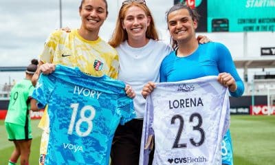 Na imagem, Lorena na troca de camisas com Laurel Ivory, ex-companheira de Kansas City.