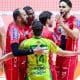 Lukinha comemora ponto com seus companheiros durante a final da Superliga masculina contra o Cruzeiro