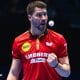 Patrick FRANZISKA (GER) em ação pelas oitavas do Campeonato Mundial de Tênis de Mesa por Equipes