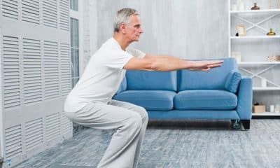 Pessoa idosa realizando exercício simples em casa