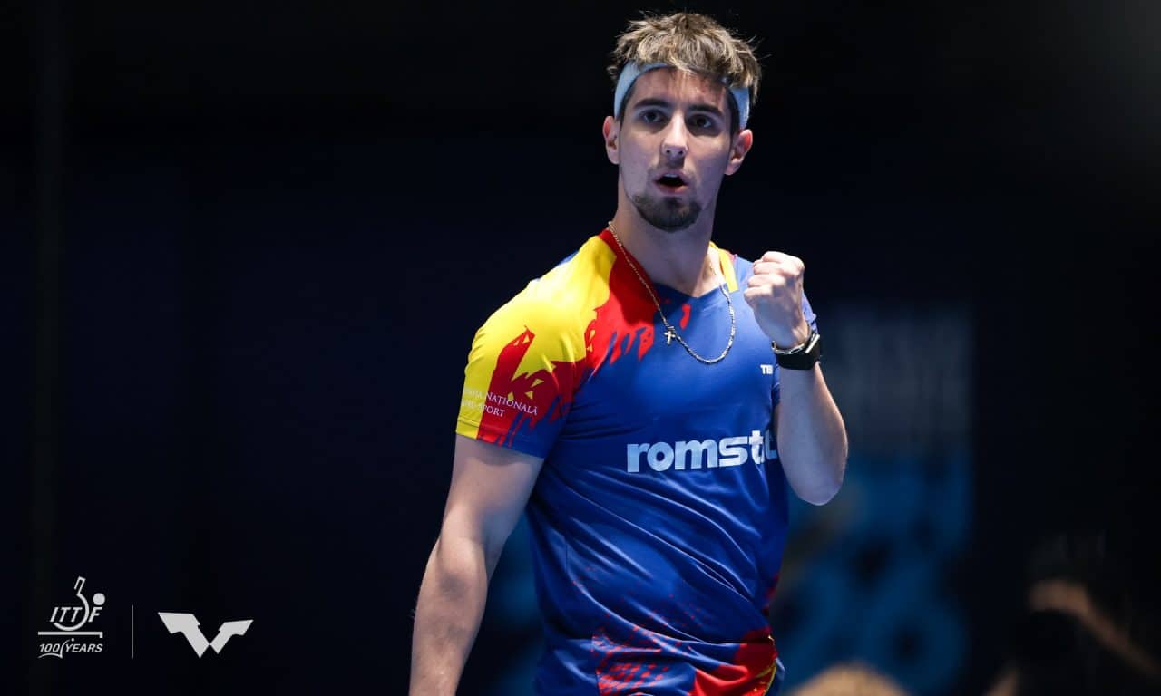 Eduard Ionescu, de Romênia, Liang Jingkun, da China, no Campeonato Mundial de Tênis de Mesa por Equipes
