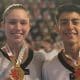 Na imagem, Sandy Macedo e Matheus Gilliard mostrando suas novas medalhas douradas.