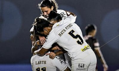 Na imagem, time do Santos comemorando um dos gols da partida.