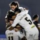 Na imagem, time do Santos comemorando um dos gols da partida.