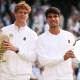 Jannik Sinner e Carlos Alcaraz na cerimônia de premiação depois da final de Wimbledon 2025