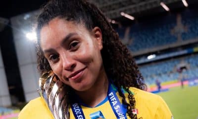 Na imagem, Yasmim Ribeiro, lateral que ganhou o FIFA Series com o Brasil.