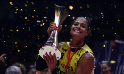 Praia CLube é tricampeão da Superliga Feminina de vôlei. Adenízia levanta o troféu