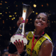 Praia CLube é tricampeão da Superliga Feminina de vôlei. Adenízia levanta o troféu