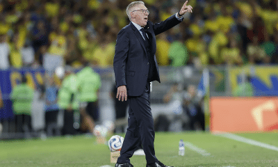 Na imagem, Carlo Ancelotti à beira do gramado no jogo do Maracanã.