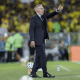 Na imagem, Carlo Ancelotti à beira do gramado no jogo do Maracanã.