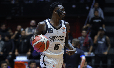 Clark faz bandeja para o Corinthians contra o Pinheiros na semifinal do NBB