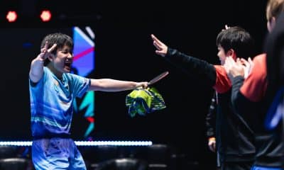 Harimoto Tomokazu comemora vitória sobre Alemanha com equipe masculina japonesa no Mundial de Tênis de Mesa por Equipes (foto: WTT)