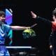 Harimoto Tomokazu comemora vitória sobre Alemanha com equipe masculina japonesa no Mundial de Tênis de Mesa por Equipes (foto: WTT)