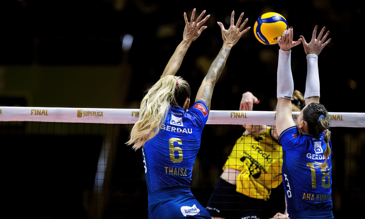 Final da Superliga Feminina de vôlei - Minas é vice Thaísa faz bloqueio