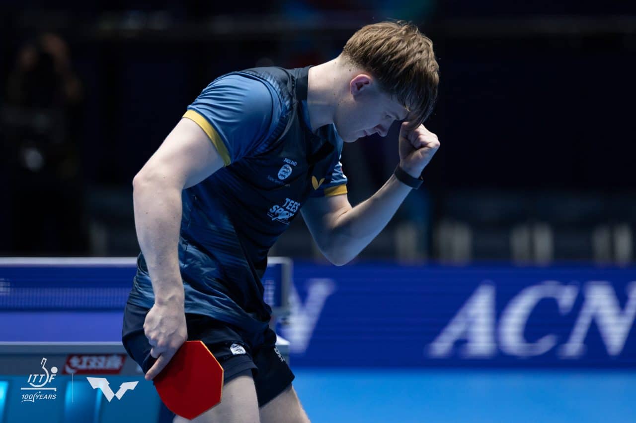 Tom Jarvis da Inglaterra após vitória na fase eliminatória do Mundial de Tênis de Mesa por Equipes (foto: WTT)
