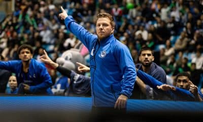 Na imagem, Gustavo De Conti, técnico do Pinheiros, apontando o lado de uma falta.