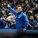 Na imagem, Gustavo De Conti, técnico do Pinheiros, apontando o lado de uma falta.