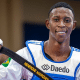 Henrique Marques, do taewkondo, sorri, e segura faixa com seu nome (Foto: dani_visuals)