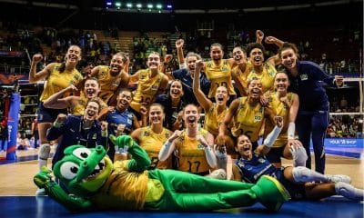 Seleção brasileira comemora a vitória na estreia da VNL sobre a Holanda