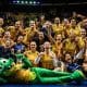 Seleção brasileira comemora a vitória na estreia da VNL sobre a Holanda